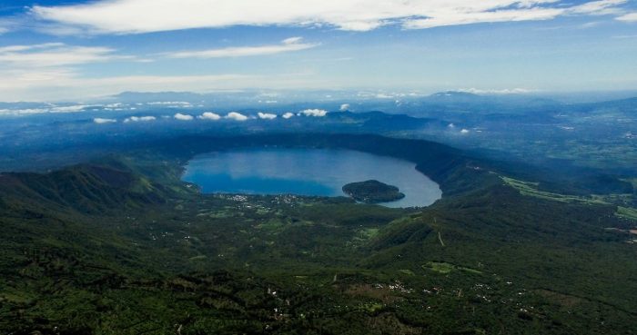 Explorar el Cinturón de Fuego de El Salvador en la Tierra de Anfitriones, es una experiencia inolvidable que ofrece una mirada fascinante
