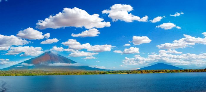 Desde las apacibles aguas del extenso lago Cocibolca, se eleva con majestuosidad la isla de Ometepe, cautivando a los viajeros audaces en busca de nuevas experiencias