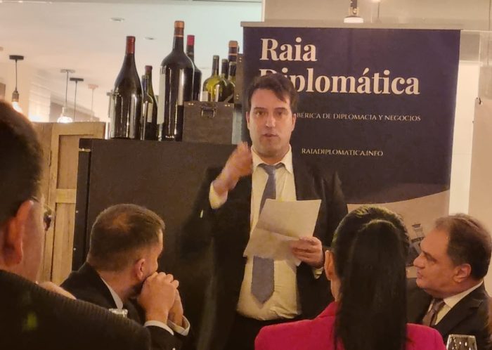 Discurso de bienvenida de Bruno Caldeira, fundador e director de Raia Diplomática, durante la cena de su VI aniversario