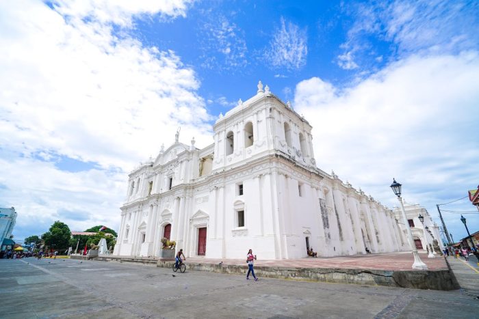 La Catedral de León es mucho más que un destino turístico; es una experiencia que te conecta con el alma de Nicaragua