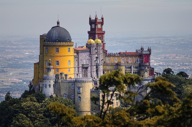 Nos adentraremos en Lisboa, Oporto y Sintra, tres ciudades que encarnan la esencia de unas inolvidables vacaciones en Portugal