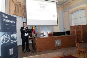 Raia Diplomática es, en su esencia, una dicotomía que se une.