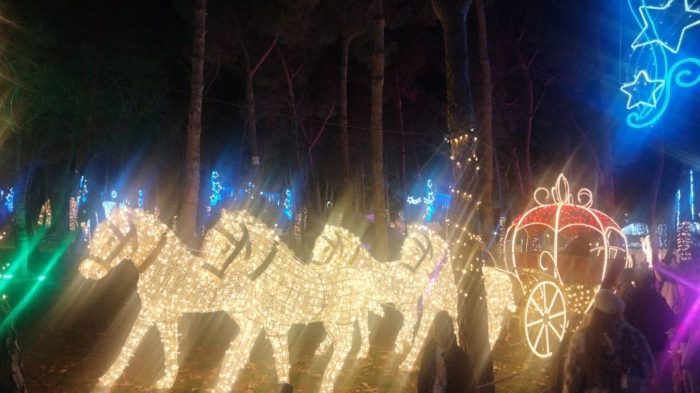 En Italia, la Navidad es un tiempo profundamente arraigado en la tradición católica. El país alberga el Vaticano, sede de la Iglesia Católica, lo que confiere a estas festividades una dimensión espiritual global