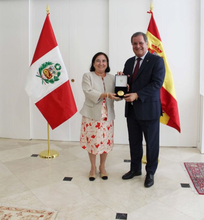 La Embajada del Perú otorgó la Orden “Al Mérito por Servicios Distinguidos”, en el grado de Gran Oficial, a la doctora Esther Cruces Blanco