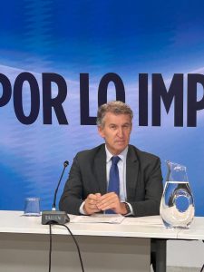 El presidente del Partido Popular, Alberto Núñez Feijóo ha recibido en la sede nacional del partido a familias con hijos con cáncer y otras enfermedades graves afectadas por las ayudas para el cuidado del menor (CUME)