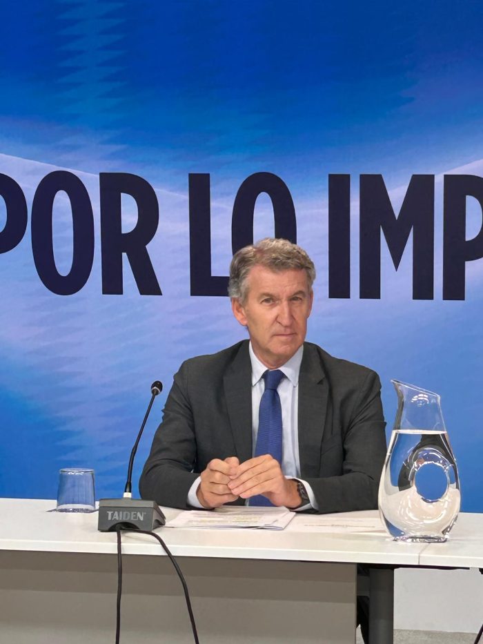 El presidente del Partido Popular, Alberto Núñez Feijóo ha recibido en la sede nacional del partido a familias con hijos con cáncer y otras enfermedades graves afectadas por las ayudas para el cuidado del menor (CUME)