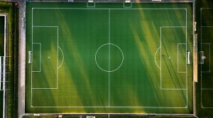 En el futbol aún podemos ver la magia de la imparcialidad cuando un país pequeño y pobre derrota o humilla a una super potencia en la cancha.