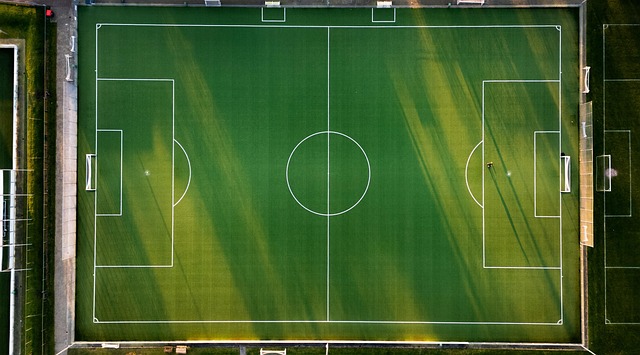 En el futbol aún podemos ver la magia de la imparcialidad cuando un país pequeño y pobre derrota o humilla a una super potencia en la cancha.