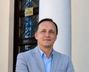 Saša Čekrlija analiza el futuro de Bosnia y Herzegovina entre Bruselas y Pekín, la gobernanza pos-Dayton, el desarrollo humano sostenible y cómo salir de la política del pasado.